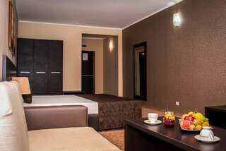 Отель Central Plaza Hotel Поморие Двухместный номер с 1 кроватью или 2 отдельными кроватями и балконом-8